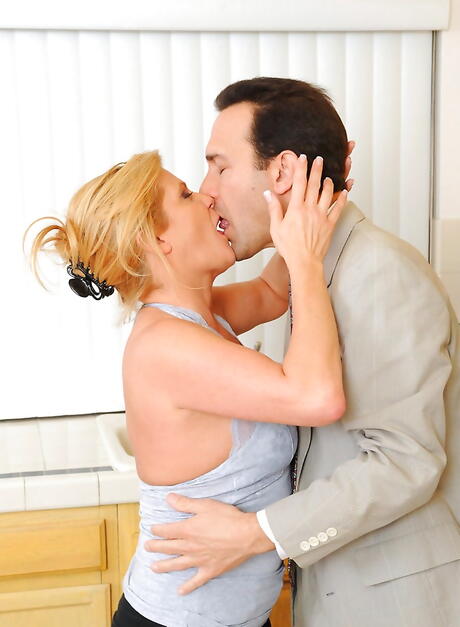 Mom Kissing Porn Pics